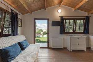 ein Wohnzimmer mit einem Sofa und einem Fenster in der Unterkunft Un Angolo di Paradiso in Gaeta