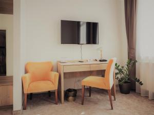 Televízia a/alebo spoločenská miestnosť v ubytovaní BIVIO hotel