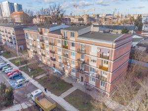 widok na budynek w mieście w obiekcie Krosna Street Apartament w Gdańsku