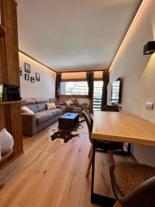 - un salon avec un canapé et une table dans l'établissement Cozy studio apartment (110), à Breuil-Cervinia