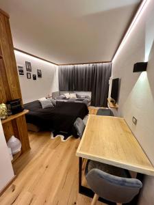 Cette chambre comprend 2 lits et une table. dans l'établissement Cozy studio apartment (110), à Breuil-Cervinia
