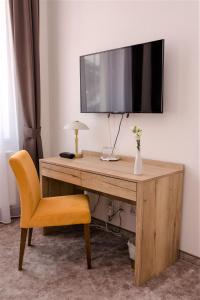 Televízia a/alebo spoločenská miestnosť v ubytovaní BIVIO hotel