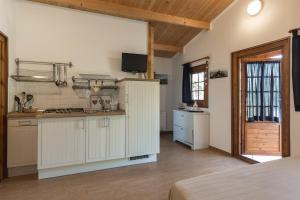 una cocina con armarios blancos en una habitación en Un Angolo di Paradiso, en Gaeta