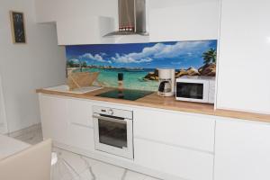 una cucina con piano di lavoro con foto dell'oceano di Lovely Nature a Berck-sur-Mer