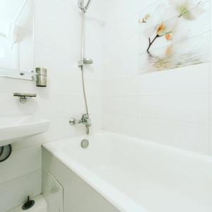 Baño blanco con lavabo y espejo en 1 room 50m2 center of Obolon metro station minska, en Kiev