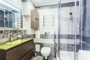 y baño con ducha, aseo y lavamanos. en Панорамный вид 15 этаж. Набережная Днепра, en Kiev