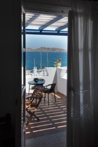 - une vue sur l'océan depuis le balcon d'une maison dans l'établissement Katerina Rooms, à Náoussa