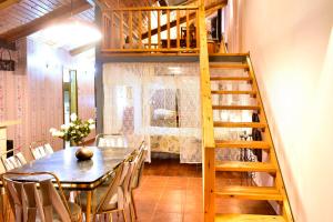 une salle à manger avec une table et un escalier dans l'établissement אוויר הרים, à Kefar Weradim