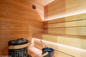 un coin de sauna avec une poubelle dedans dans l'établissement RUKA Skilodge Ihtinki, two bedrooms (Free Wi-Fi), à Ruka 78 autres photos
