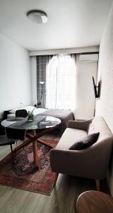 uma sala de estar com um sofá e uma mesa de vidro em Квартира в центре em Odessa