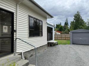 una casa con una puerta y un banco al lado en 42 Scarborough Tce, en Hanmer Springs