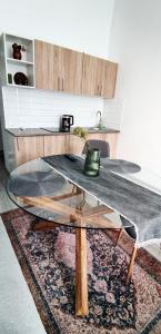 sala de estar con mesa y cocina en Квартира в центре, en Odessa