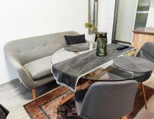 uma sala de estar com uma mesa e um sofá em Квартира в центре em Odessa