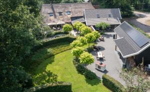 een luchtzicht op een huis met een tuin bij de karkoele in Erm