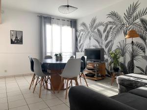 シェシーにあるDisney, sunny comfortable 2 bedrooms family apartment, 8 pers, wifi, NETFLIXのリビングルーム(ダイニングルームテーブル、椅子付)