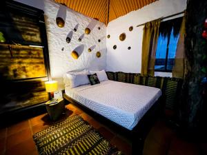 洛斯桑托斯Parador La Mesa Redonda Hotel y Glamping的房间里有一张床的卧室 更多118张照片