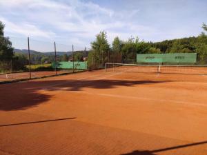 Tennis eller squash på eller i nærheten av Holiday home in Dolce u Trutnova 2310