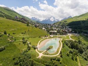 an aerial view of a resort in a valley with mountains at Appartement au pied des pistes in Les Deux Alpes