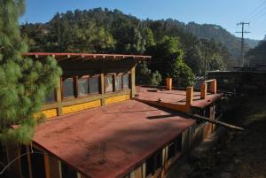 un edificio con finestre sopra di Hostal Casa 4 Estaciones, CoLiving & Nature a San Cristóbal de Las Casas