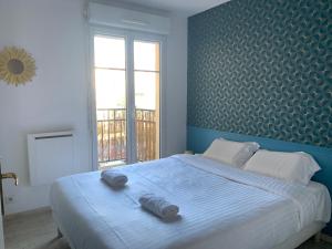 a bedroom with a large bed with two towels on it at Disney, comfortable 2 bedrooms family apartment, 7 pers, wifi, NETFLIX in Chessy