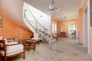 een trap in een woonkamer met stoelen en een tafel bij V009 - CASA MUNDO - Peralada in Peralada