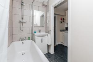 Vannituba majutusasutuses Honeysuckle terrace +44 fotot