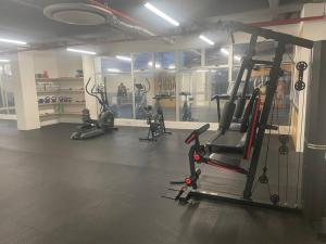 een fitnessruimte met diverse hometrainers in een kamer bij Hermoso apartamento en club house in Ricaurte