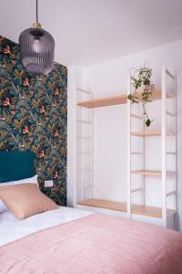 a bedroom with a bed and a floral wall at Niños Luchando in Granada