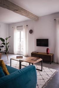 ein Wohnzimmer mit einem blauen Sofa und einem Couchtisch in der Unterkunft Niños Luchando in Granada