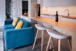 a blue couch in a kitchen with a counter at Niños Luchando in Granada