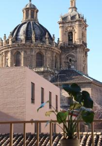 un edificio con una torre de reloj en el fondo en Niños Luchando, en Granada