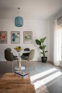a dining room with a table and chairs at Niños Luchando in Granada