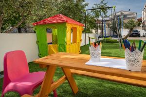 En have udenfor Apartments Corcovado with Heated Pool