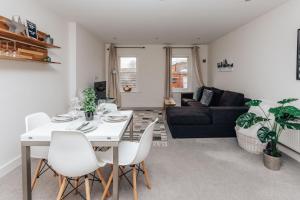 uma sala de estar com uma mesa branca e cadeiras brancas em Central Modern Flat for 4-6 & dedicated parking em Henley on Thames