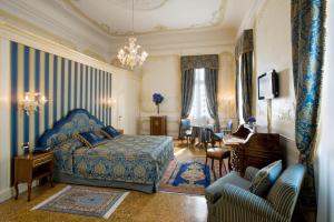 sypialnia z łóżkiem, biurkiem i pianinem w obiekcie Hotel Villa Condulmer w mieście Mogliano Veneto