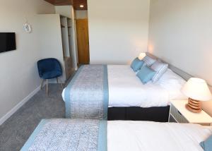 Una cama o camas en una habitación de Whispering Pines