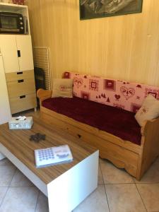 een kamer met een bed en een tafel met een toetsenbord bij Appartement rez de jardin montée de l'alpe d'Huez in La Garde