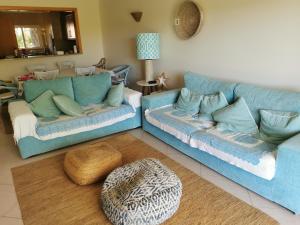 een woonkamer met twee blauwe banken en een tapijt bij Alvor Vila da Praia in Alvor