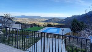 - un balcon d'une maison avec une piscine dans l'établissement Chalet con piscina y BBQ para 10 personas, à San Martín de Valdeiglesias