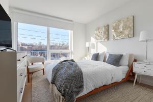 ホーボーケンにあるHarmony Lofts on Jackson 2の白いベッドルーム(ベッド1台、デスク、窓付) +37枚の写真