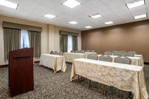 uma sala de conferências com mesas e cadeiras e um pódio em Best Western Chesapeake Bay North Inn em North East