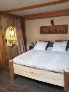 Een bed of bedden in een kamer bij Ferme d'Audelange