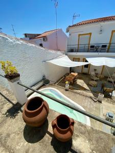 a group of pots sitting next to a building at Os 5 Sentidos in Mourão