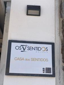 a sign on the side of a building at Os 5 Sentidos in Mourão