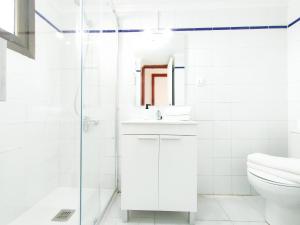 A bathroom at Cozy Beach Holiday Home in Playa del Ingles