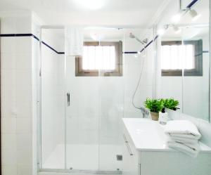 A bathroom at Cozy Beach Holiday Home in Playa del Ingles Még 18 kép