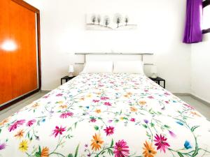 A bed or beds in a room at Cozy Beach Holiday Home in Playa del Ingles
