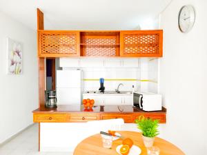 A kitchen or kitchenette at Cozy Beach Holiday Home in Playa del Ingles