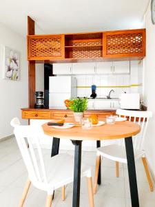 A kitchen or kitchenette at Cozy Beach Holiday Home in Playa del Ingles