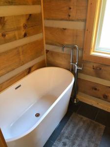 ห้องน้ำของ Cozy Cabin Near Grayson Highlands State Park